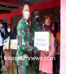 Sambangi dukuh Terpencil di Perbatasan Dandim 0726/Sukoharjo berikan bingkisan ke Warga