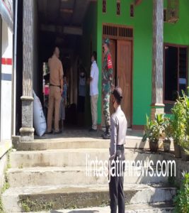 TNI-Polri Kecamatan Jatisrono Dampingi Tim Kesehatan Tracing Keluarga Positif Covid-19