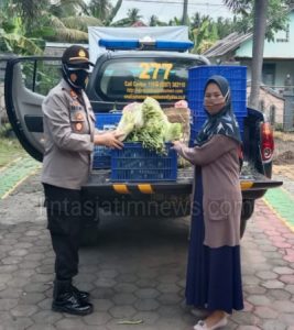 Salut, Polsek Petanahan Bagikan Sayur Gratis kepada Warga Masyarakat