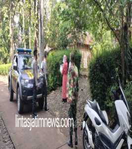 Putus Penyebaran Covid-19, Anggota Koramil 14/Jatisrono Terus Berikan Pendampingan Kepada Petugas Kesehatan Laksanakan Tracing