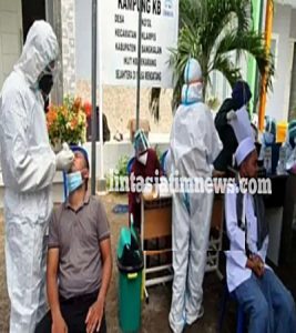 Pelaksanaan Swab Antigen-PCR dan Vaksinasi Massal di Kecamatan Klampis Bangkalan