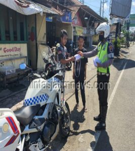 Sat Lantas Patroli sambil Bagikan Masker