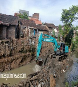 Turunkan Alat Berat, Bantu Kelancaran Pengerjaan Sasaran Fisik TMMD Reguler Ke-110 Kodim 0735/Surakarta