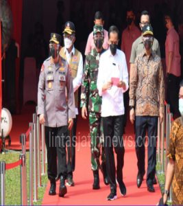 Presiden Jokowi Tinjau Vaksinasi Massal Jelang HUT Bhayangkara ke-75