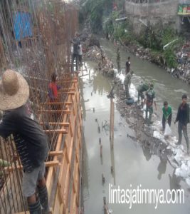 Keroyokan, Satgas TMMD Dan Warga Garap Talud Sungai Brojo