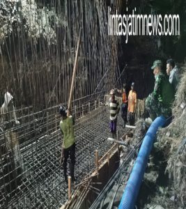 Hujan Deras Dilokasi TMMD, Anggota Satgas Bersama Warga Gotong Royong Melakukan Penyedotan Air Yang Meluap