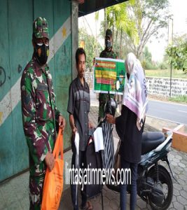 Gelar Gakplin Prokes, Babinsa Berikan Himbauan Dan Bagikan Masker Kepada Warga