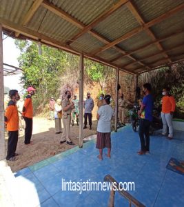 Berikan Keamanan, Babinsa Dan Bhabinkamtibmas Dampingi Tenaga Medis LaksanakanTracing