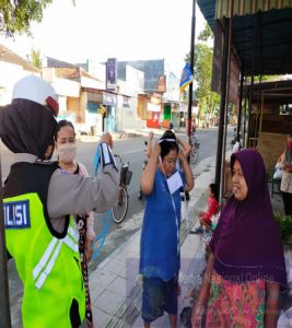 Bagikan Masker, Polwan Polres Kebumen Bagikan Tips Cara Memakai Masker