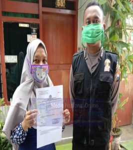 Petugas Beri Pelayanan Pembuatan Surat Kehilangan Lewat Program SPKT Door To Door