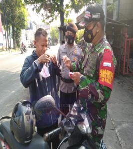 Berikan Masker Koramil 09/Grogol Bersama Polsek Grogol Cegah Covid-19