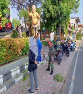 Jumat Bersih Sertu Joko Riyanto Bersama Warga Bersihkan Taman