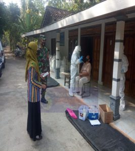 Perangi Covid 19, Petugas Kesehatan Bersama Tim Gugus Tugas Door To Door Lakukan Rapid Test