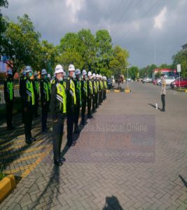 Babinkamtibmas Perak Barat Berikan Pelatihan Kedisiplinan Berbaris Kepada Sekuriti PT TPS