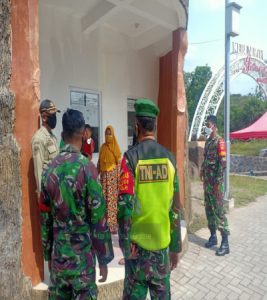 Babinsa Butuh Ingatkan Pengunjung Kebon Raya Indrokilo