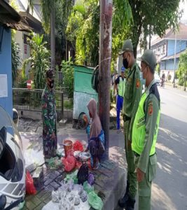 Babinsa Kelurahan Banjarsari Bersama Linmas Laksanakan PPKM di Pasar Tradisional