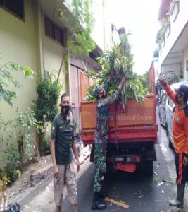 Cegah Penyebaran Covid-19, Serda Sugiyanto Bersama Tim Saberling Laksanakan Kerja Bakti