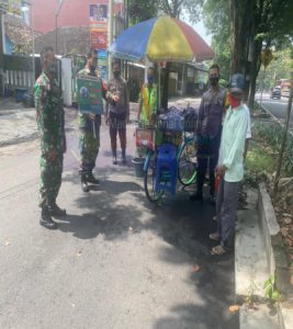 Pandemi Covid-19 Belum Berakhir, Serka Sugiyarto Aktif Menerapkan PPKM Pada Warga