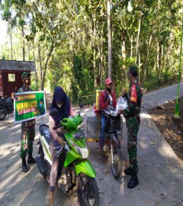 Koramil 24/Puhpelem Himbau Warga Terapkan Protkes Dan Bagikan Masker