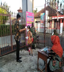 Pastikan PTM Sesuai Protkes, Babinsa Koramil 03/Ngadirojo Sambangi Sekolah-Sekolah