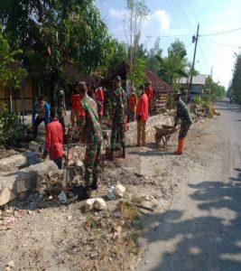 Turut Bantu Warga Bangun Drainase, Koramil 12/Eromoko Ajak Warga Terapkan Protkes Dengan Berikan Masker