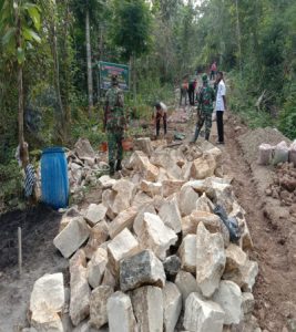 Kemanunggalan TNI-Rakyat, Koramil 04/Nguntoronadi Gotong-Royong Dengan Warga Laksanakan Karya Bakti Pengerasan Jalan