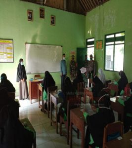 Babinsa Sosialisasikan Prokes Kepada Siswa Sekolah