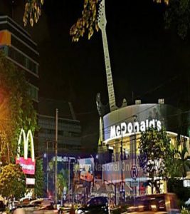 PetugasTutup Paksa McDonald’s (Basra) Surabaya