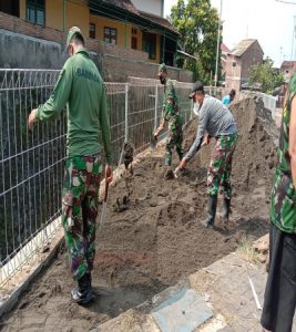 Pra-TMMD Ke-111 Kodim 0735/Surakarta,TNI Bersama Warga Garap Pavingisasi Jalan