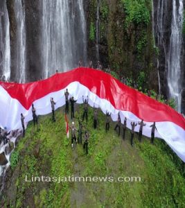 Hari Bhayangkara ke-75, Polres Lumajang Kibarkan Bendera Merah Putih Raksasa