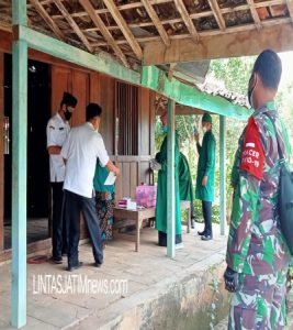 Babinsa Tukulrejo Dampingi Tim Kesehatan Laksanakan Tracing Dan Swab Test