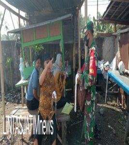 PPKM Darurat, Serda Agus Santoso Bagikan Masker kepada Warga