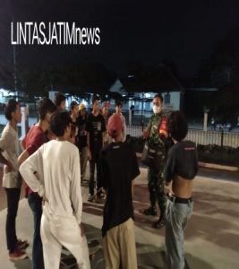 Masa PPKM Darurat, Serda Bambang Bersama Linmas Aktif Patroli Malam