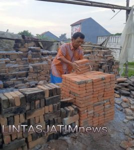 Perajin Batu Bata Merah Mojokerto