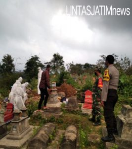 Babinsa Koramil Eromoko Damping Pemakaman Jenazah Dengan Standar Prokes