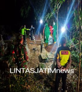 Personil Koramil Dan Polsek Jatipurno Dampingi Pemakaman Warga Dengan Prosedur Covid-19