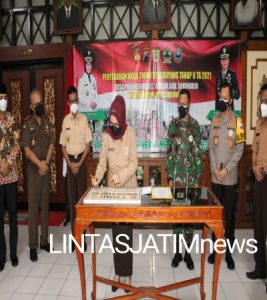 TMMD Sengkuyung ditutup Bupati, Dandim 0726/Sukoharjo serahkan Hasil Proyek TMMD kepada Bupati