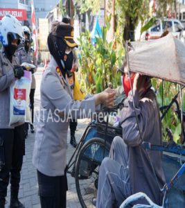 Kapolres Tanjung Perak Bersama Polwan Bagikan Beras Untuk Warga Sekitar Mapolres