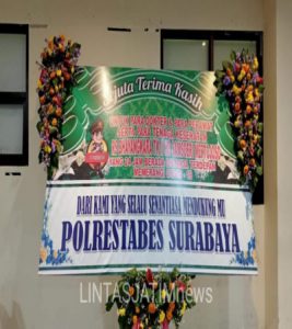 Polrestabes Surabaya Sebar Karangan Bunga ke Seluruh Rumah Sakit