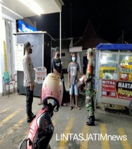 Petugas Minta Warga Patuhi Jam Operasional Malam Hari