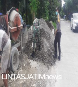 Kodim Sragen – Kerja Nyata, Babinsa Genengduwur Bantu Bangun Rumah Warga