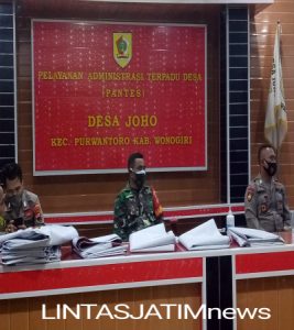 Babinsa Dan Pemerintah Desa Joho Sosialisasikan SE Menteri Agama Kepada Para Takmir Masjid