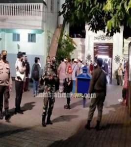 Operasi Jam Malam dan Penertiban Masker di Wisata Religi Ampel