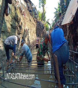 Dengan Usia Mendekati Pensiun, Sertu Kusnin Tetap Semangat Menyelesaikan Sasaran Fisik TMMD Bersama Warga