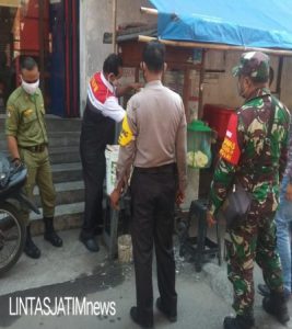 Kompak..!! Babinsa Dan Bhabinkamtibmas Terapkan PPKM Darurat di Wilayah Binaan