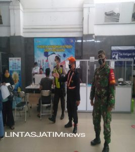 Stasiun Solo Balapan Menjadi Sasaran Penerapan PPKM Darurat Oleh Babinsa Kelurahan Kestalan