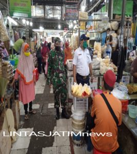 Tidak Pernah Henti Babinsa Sampaikan Himbauan Protokoler Kesehatan dan PPKM di Pasar Gede