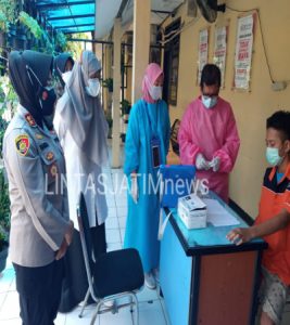 Kapolres Tanjung Perak Bersama Wakil Ketua DPRD Kota Surabaya Pantau Vaksinasi Covid-19 Untuk Tahanan