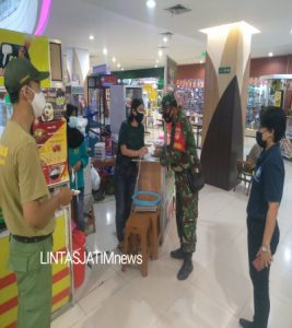 Babinsa Kestalan Laksanakan Prokes Dan Pengecekan PPKM Darurat di Mall Luwes Kestalan