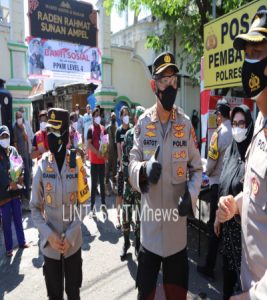 Kabid Humas Polda Jatim Bagikan Sembako Disekitar Wisata Religi Ampel